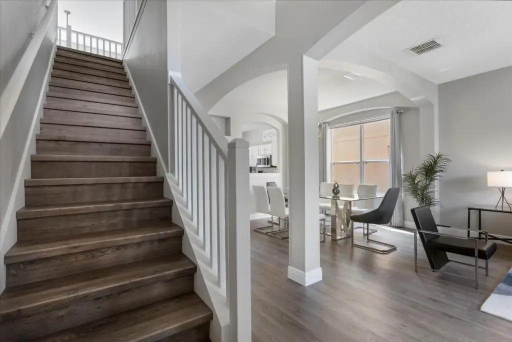6 Bedrooms 45 Bathrooms Seasons 1270 Sb