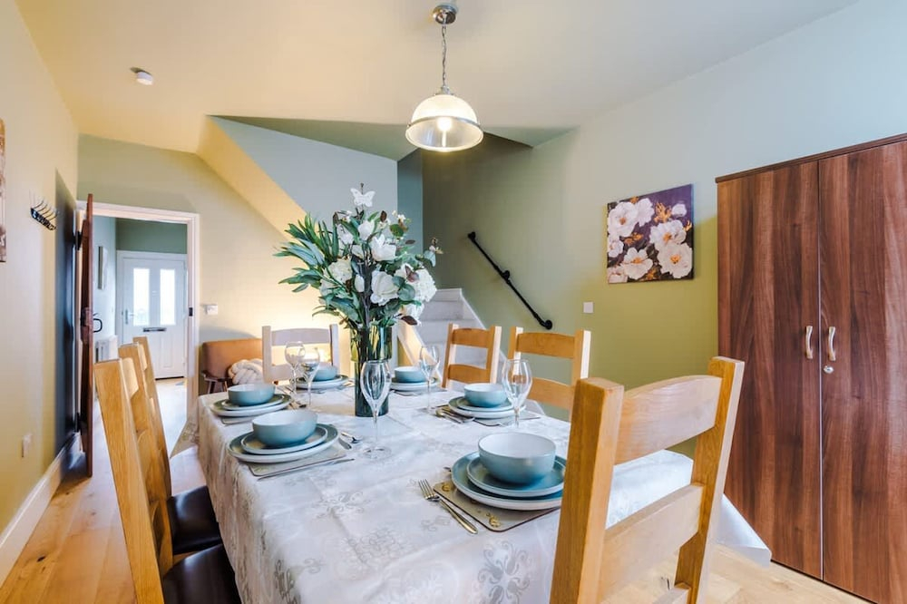 NEW Stylish Home Amazing Location Sleeps 6