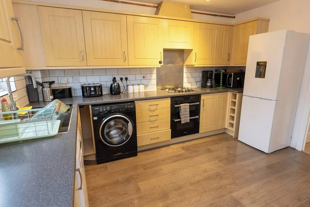Charming 5-bedroom Townhouse in Central Gloucester