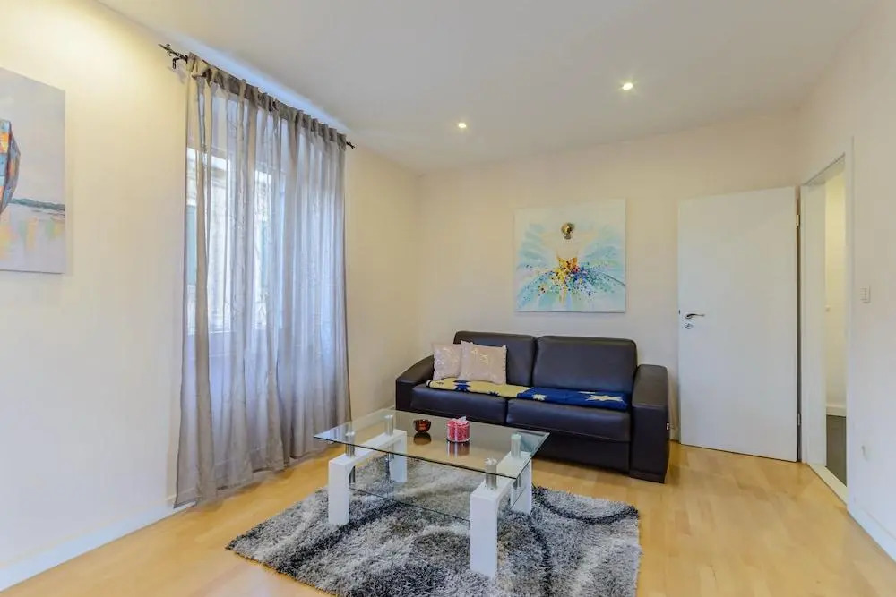 InMotion Luxury Rooms