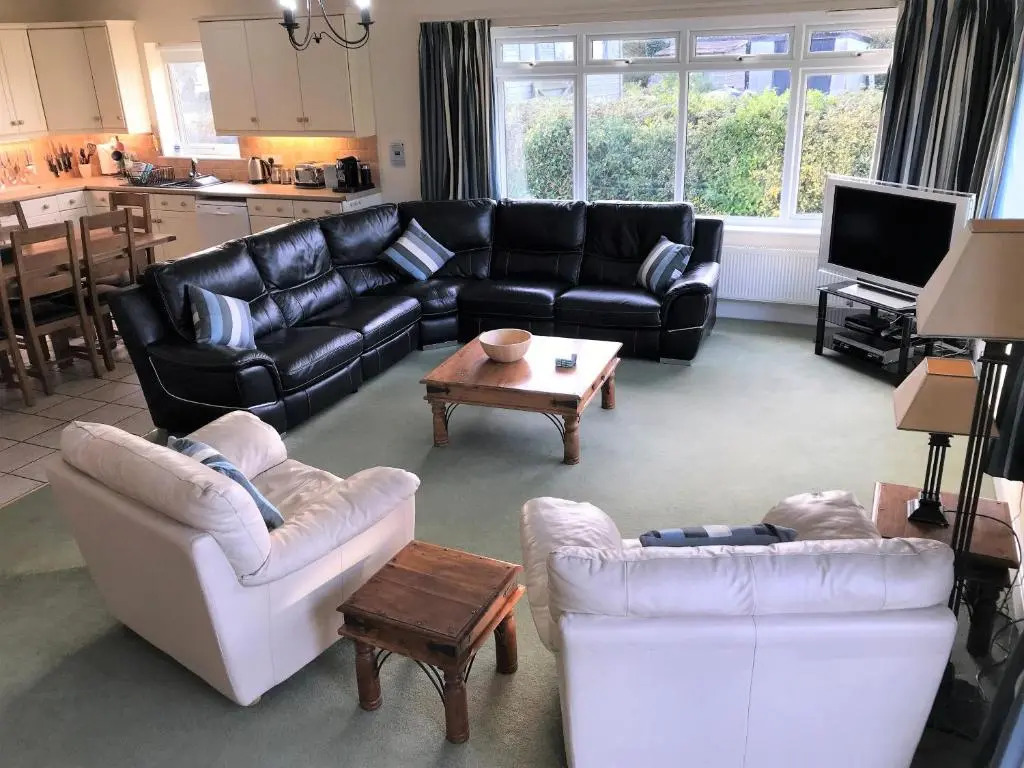 4 Beds/3 Baths, Fab Open Plan Living, Parking, Beach 1 mile, Child/Dog Friendly
