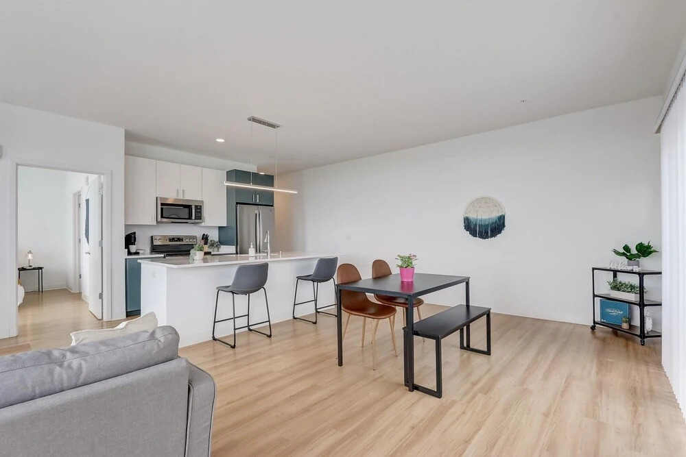 Frontdesk 2 BR Apt Near American Family Field
