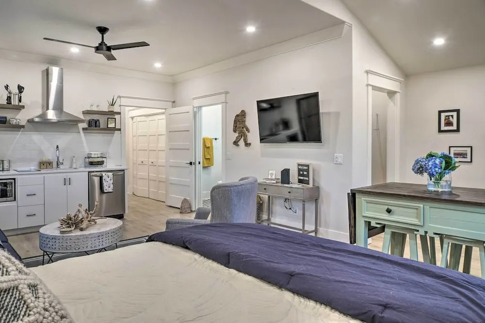 Airy Bentonville Studio < 1 Mile to City Square!