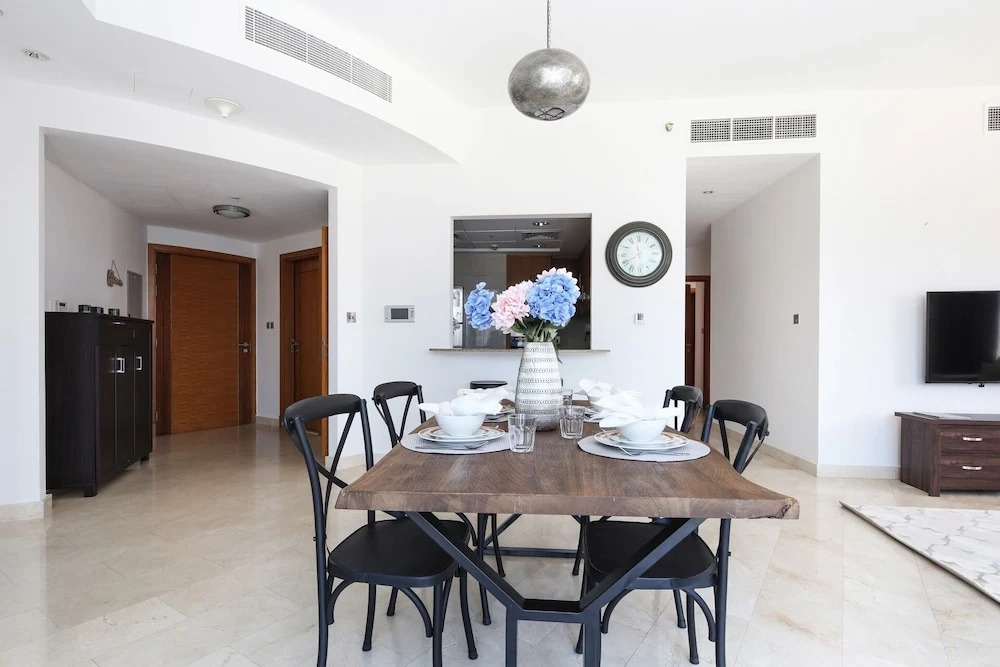 Spacious 2BR Dubai Marina Apartment, Amazing Location!