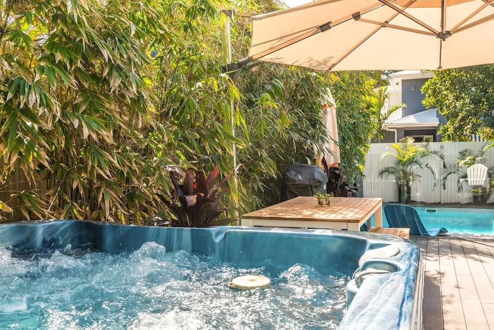 Aaloka Bay - heritage charm w. pool & spa
