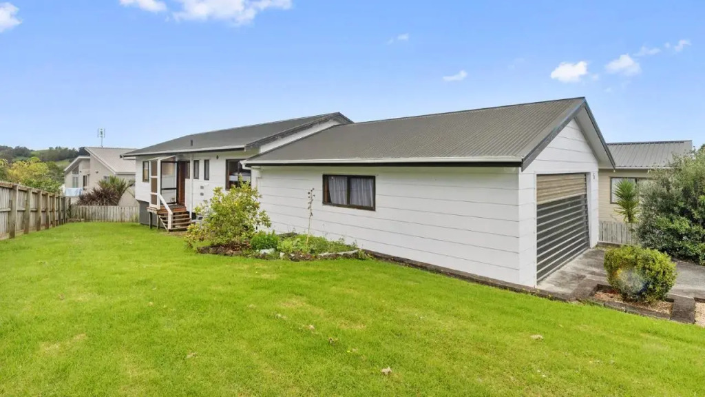 Jade Parrot - Snells Beach Holiday Home
