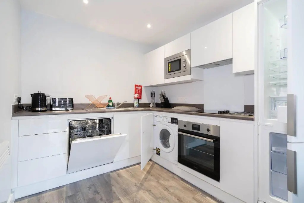 MAEVELA Apartments - Huge 7ft Emperor Luxury 2 Bed Apartment - With Parking - NEW BUILD - City Centre, Digbeth - ROOFTOP TERRACE - PS4 & Smart TV's