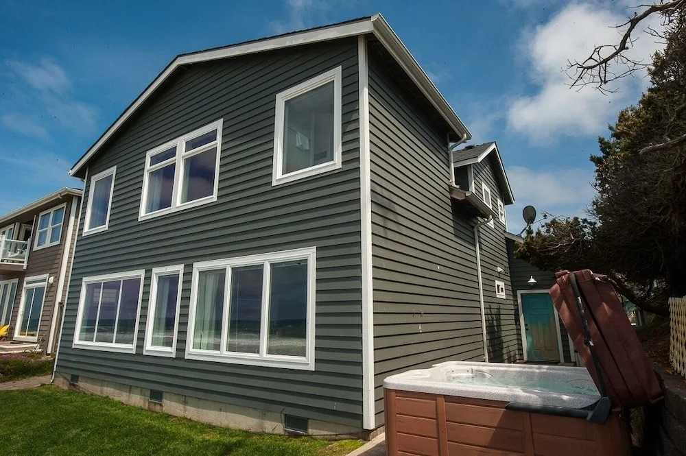 Beach Time 3 Br Home by RedAwning