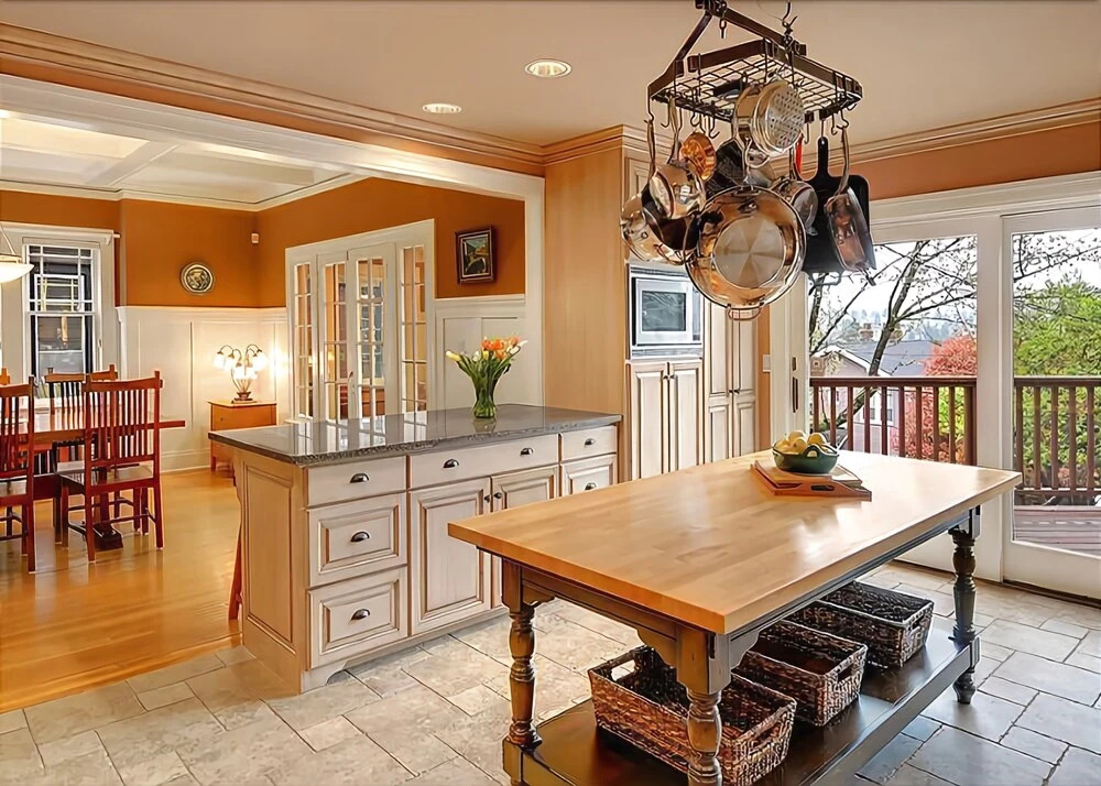 Ravenna Farm House - Four Bedroom Home with Fireplace