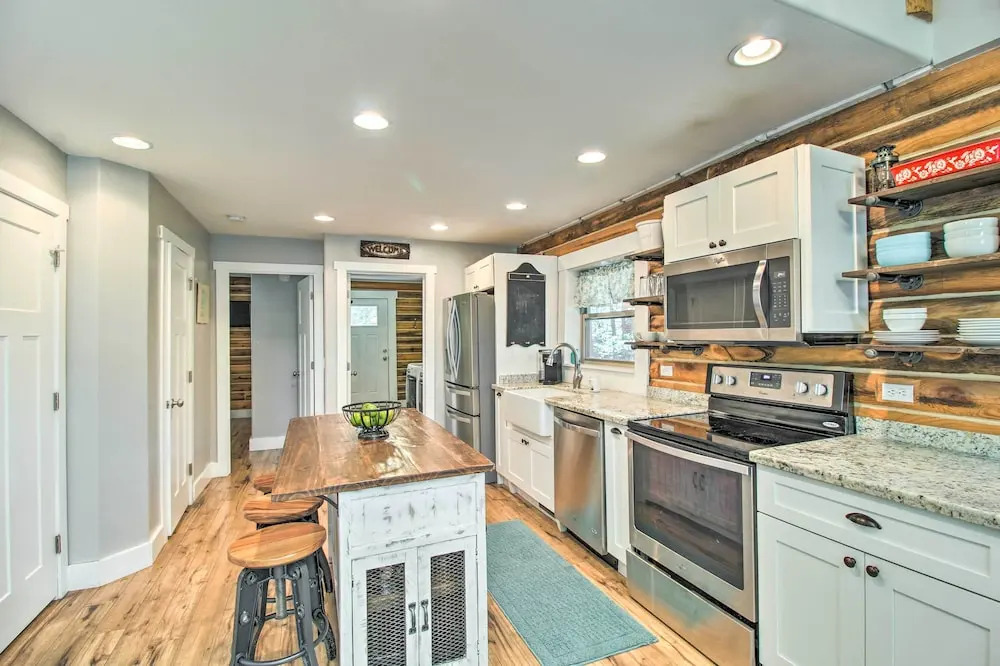 1 Mi to Lake: Chic Arizona Cabin w/ Large Porch!