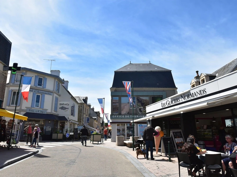 Endearing Apartment in Arromanches-les-bains Nearby the Sea With View on the Harbour