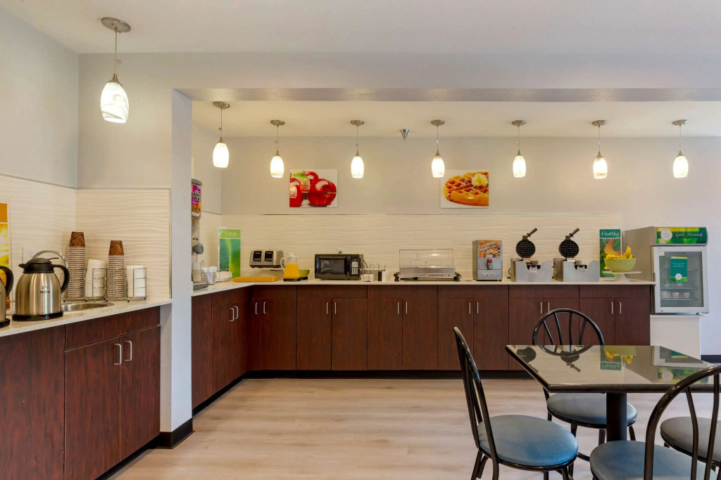 Quality Inn Lee - Lenox South
