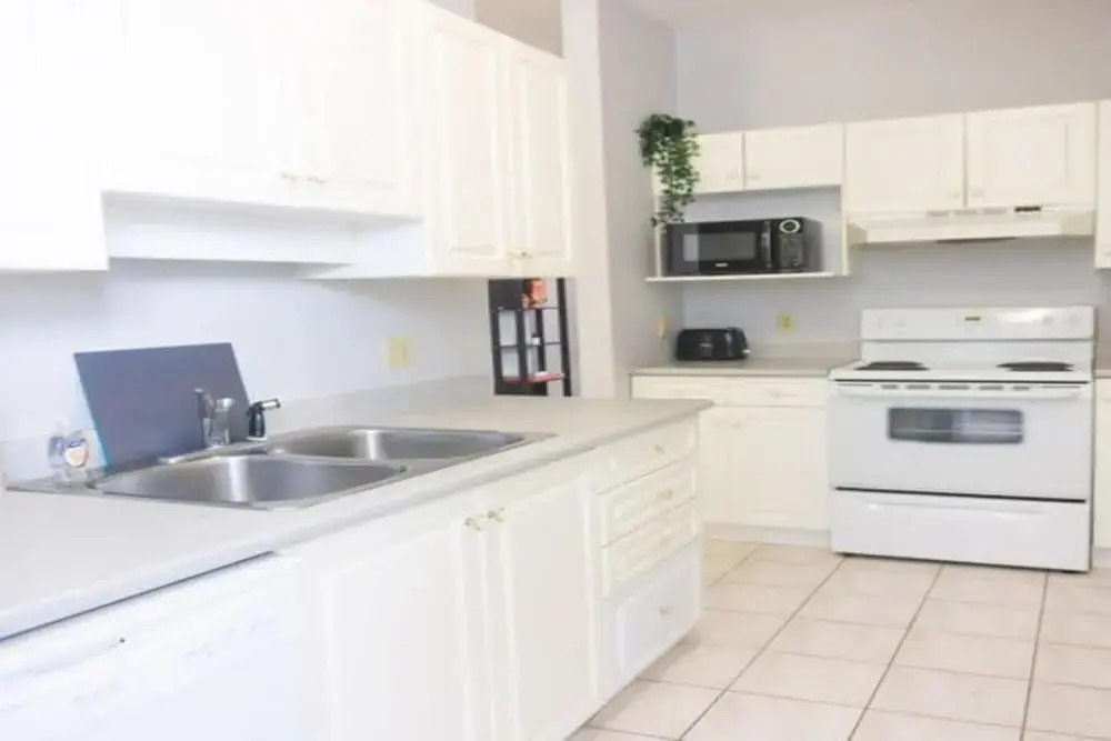 2BR Condo in Heart of Uptown Coffee Wifi
