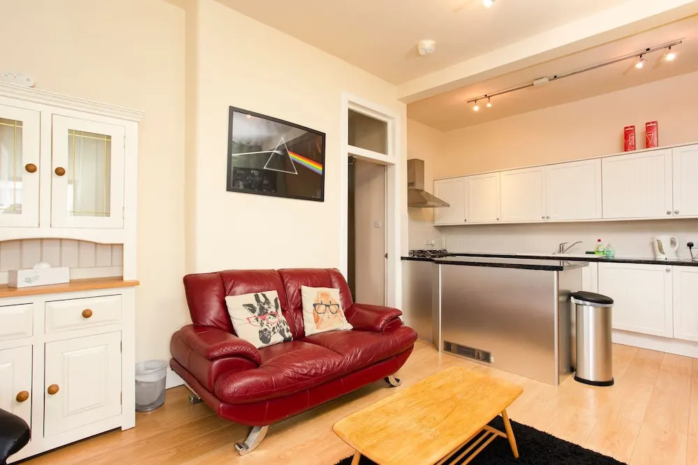 1 Bedroom Apartment Overlooking Park