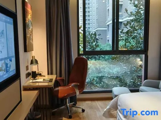 Vienna International Hotel (Chongqing Liangjiangshuitu Water and Tusiyuan Light Rail Station)