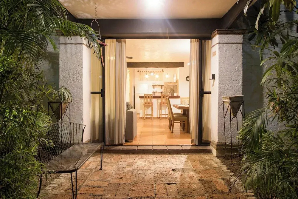 Cozy stay Tropical Vibes near Beach