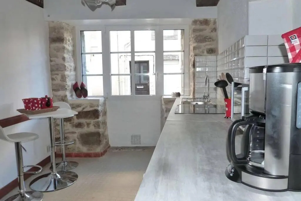 BOTOÙ KOAD, maison 2 ÉTOILES, WIFI gratuite, la MER, boulangerie, marché quotidien à 100 pas