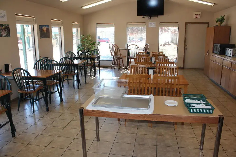 Oak Hill Inn & Suites