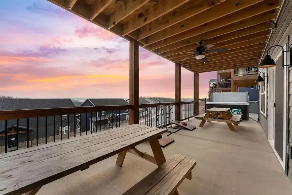 Modern Getaway w Hot Tub Arcade Stunning Views