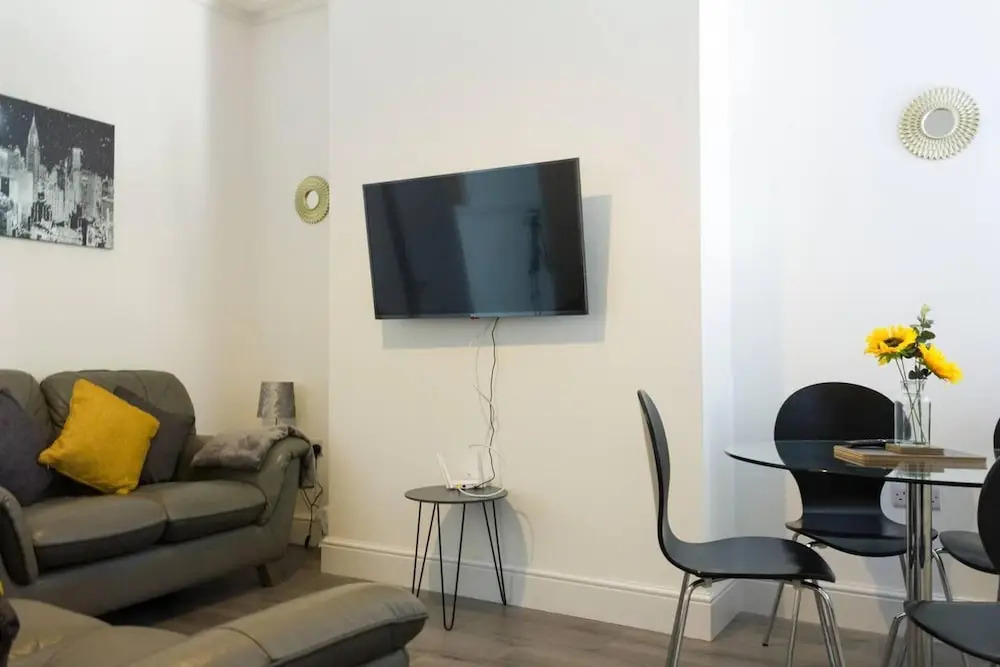 Lovely 4-bed House in Liverpool