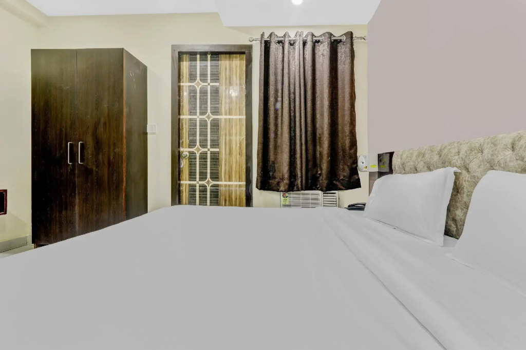 Collection O 85387 Holidays Inn