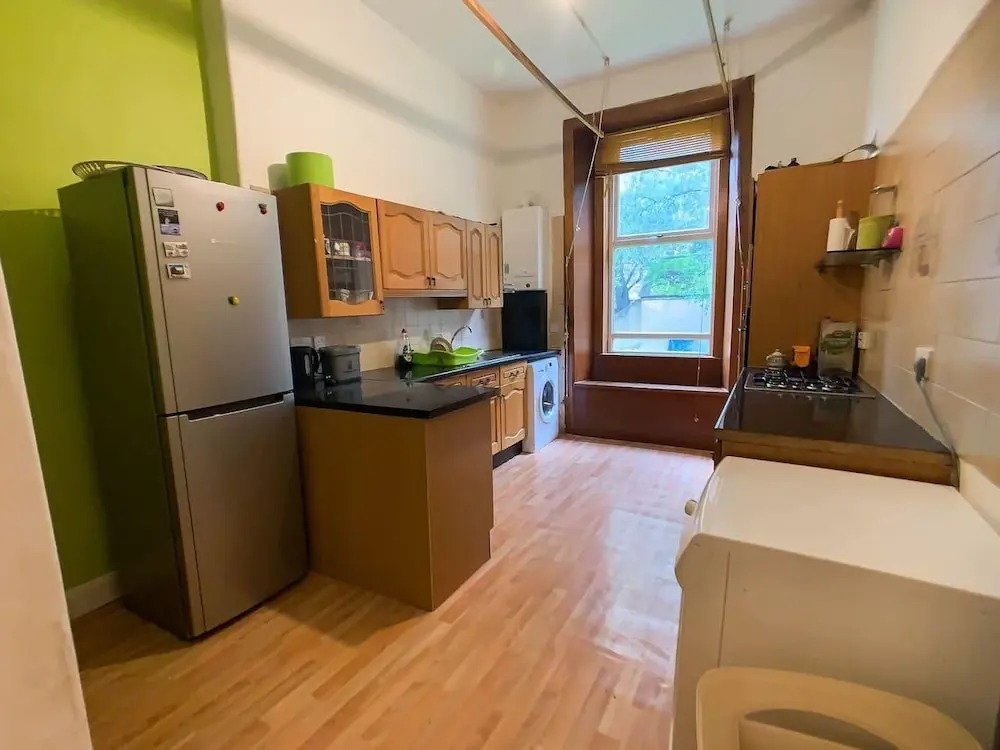 Large Glasgow South Family Home - Free Parking
