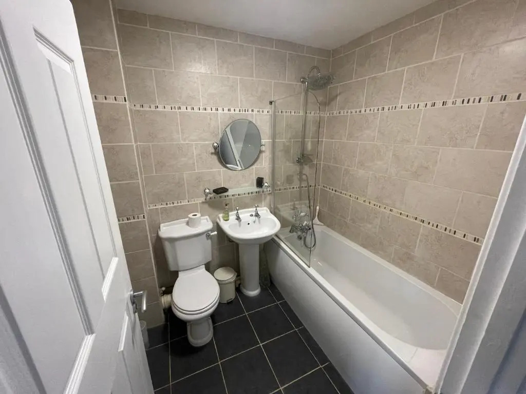 River House 2BR 1 bathroom downstairs toilet Parking St Neots Town Centre