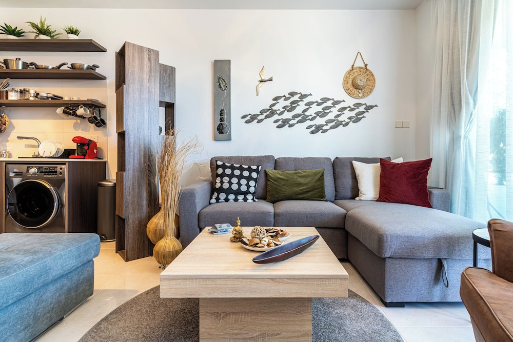 Lemon Tree 1-BR Apt & Pool in Livadia