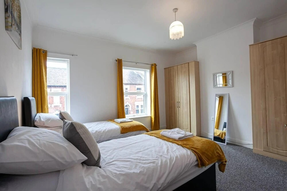 4 Bed House, Sleeps 9, Free Parking