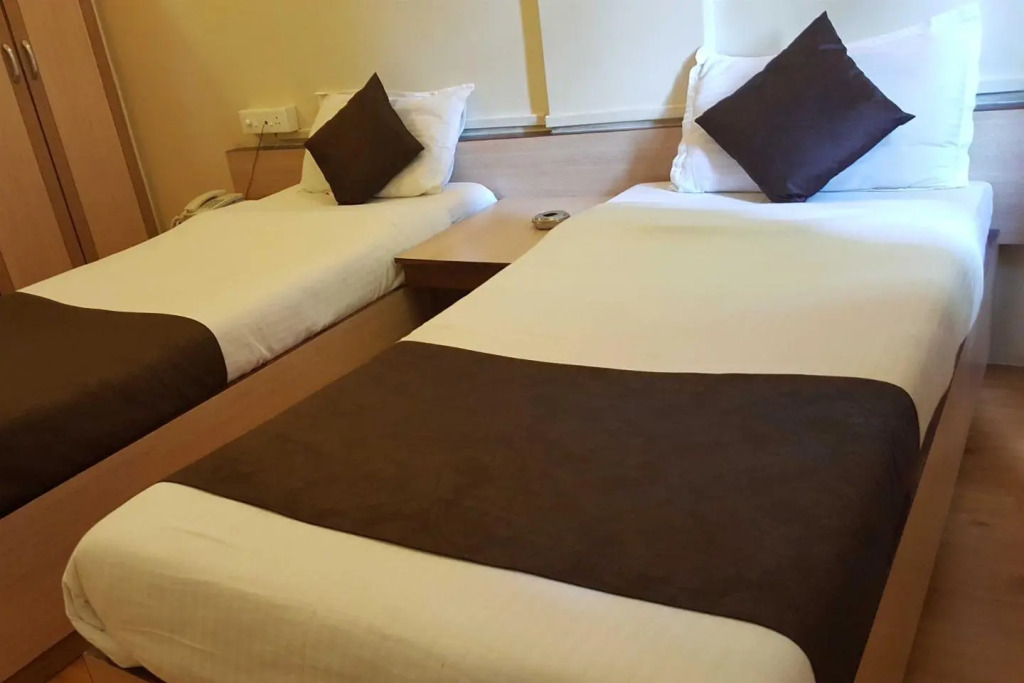 OYO 13845 Hotel Bhooshan