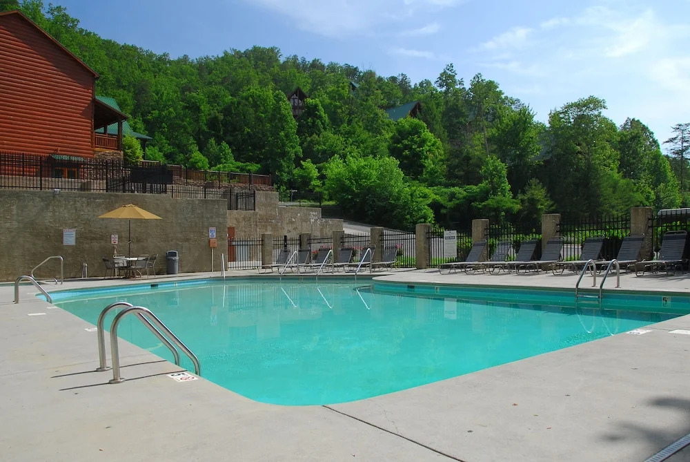 Poolin' Around - 1 Br cabin by RedAwning