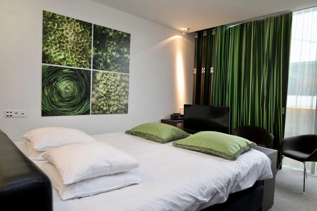 D-Hotel