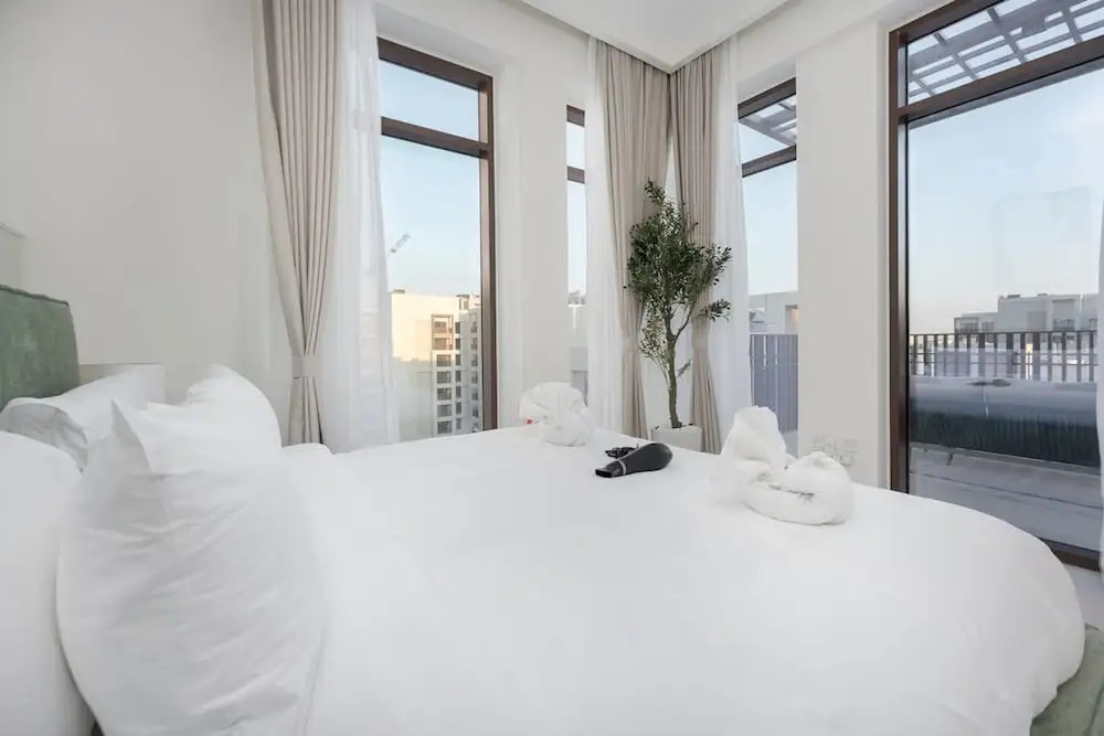 Peaceful 4-bedroom Bright Kitchen Space in Dubai Creek Harbour