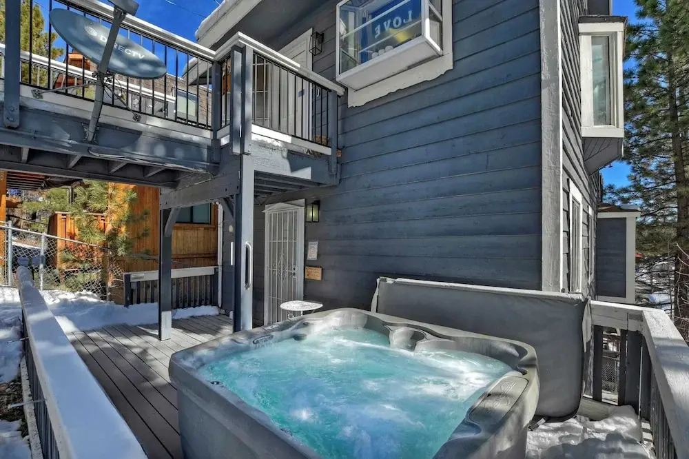 Mountain Palette by Avantstay Hot Tub, Game Room, Deck, Sweeping Views!