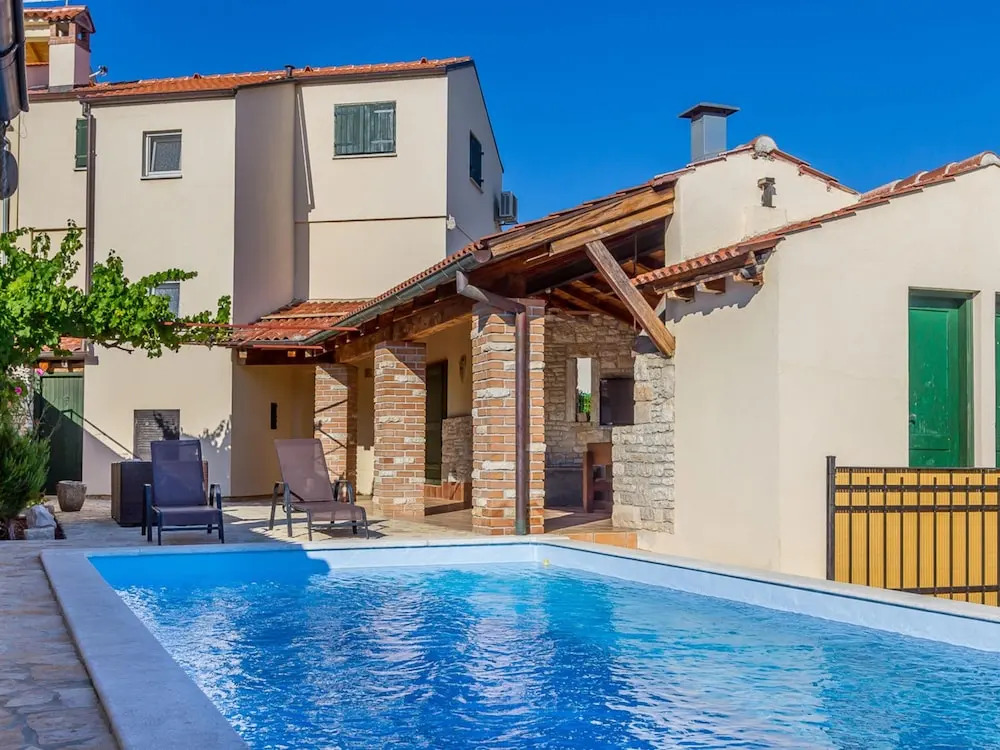 Rustic Holiday Home With Private Pool in the Center of Medulin Near the Beach