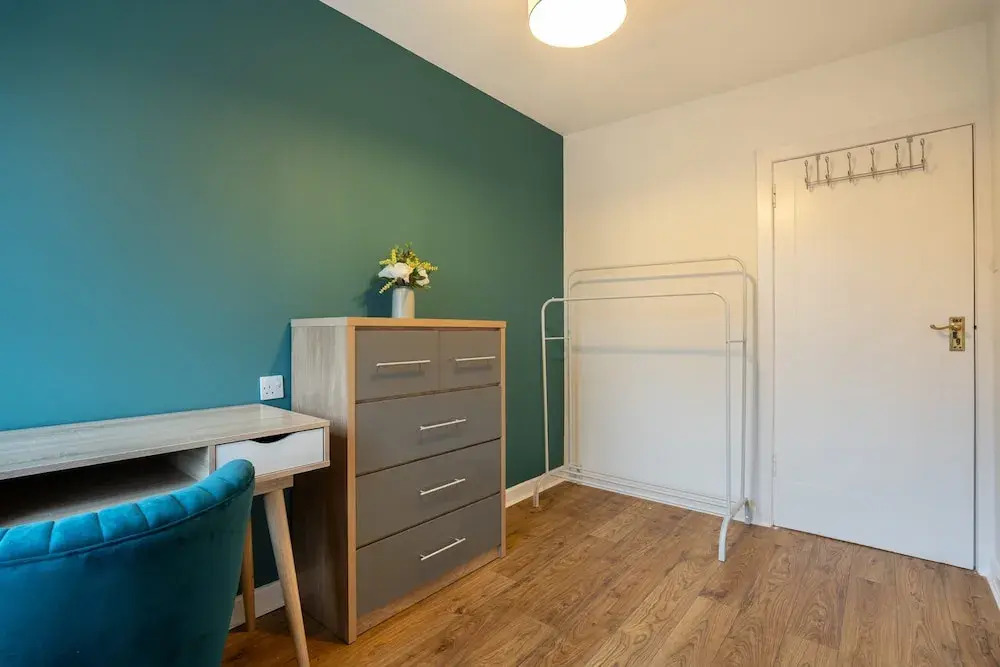Large-2 Bed House-free Parking