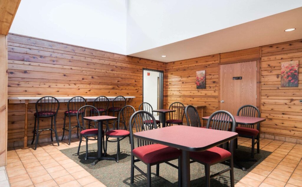 AmeriVu Inn and Suites Shawano WI