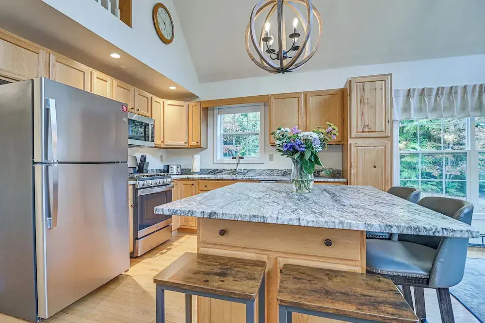Family Ski Getaway w/ Hot Tub, Near Cranmore!