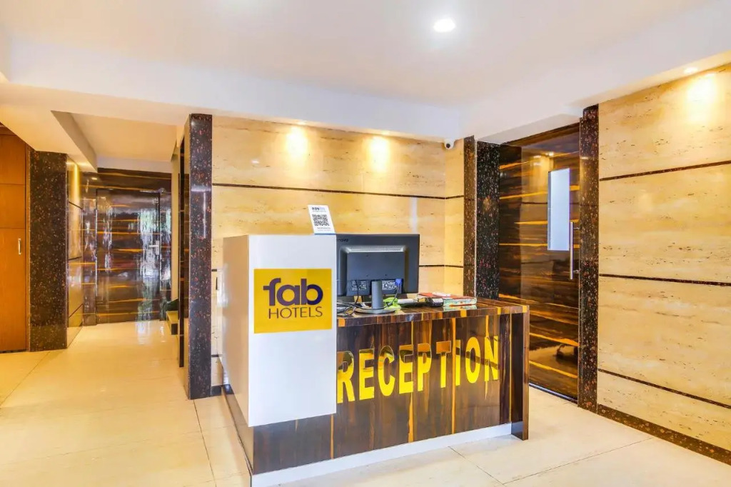 FabHotel Luxor - Nr Acropolis Mall