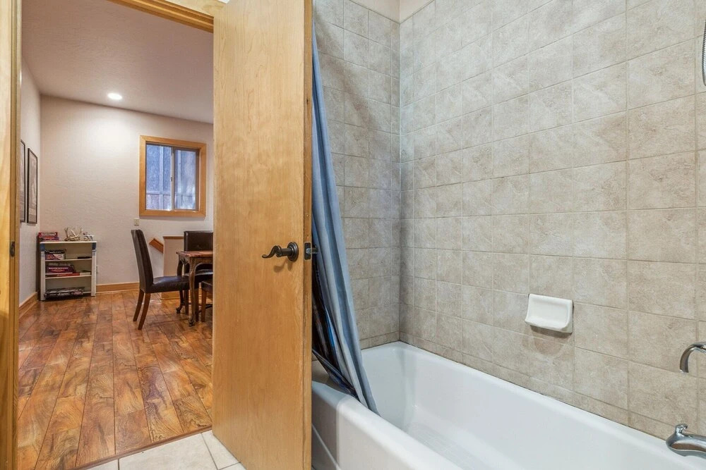 Spacious 4br/3ba. Continuous hot Water Tank! 4 Bedroom Home by Redawning
