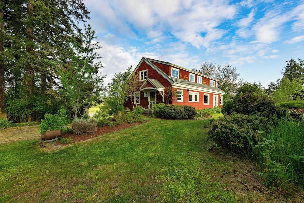 Maxwelton Aerie Bluffside Retreat w/ Sweeping Puget Sound Views + Firepit