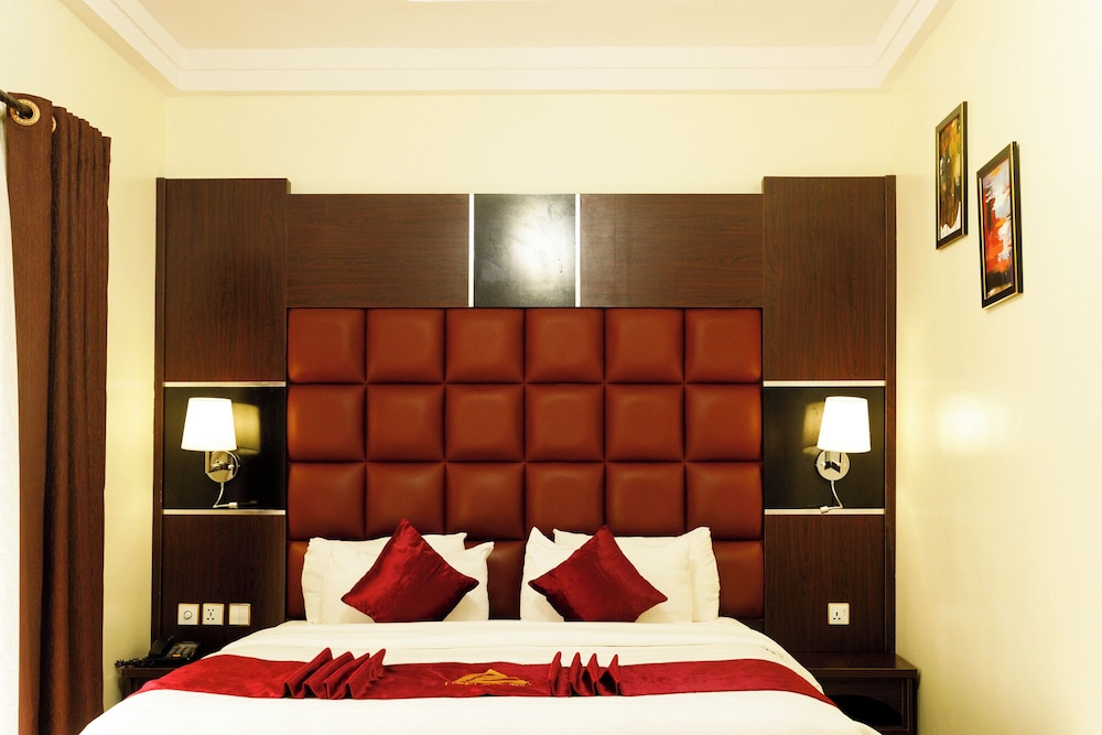 Pinnacle Castle Hotel Asaba