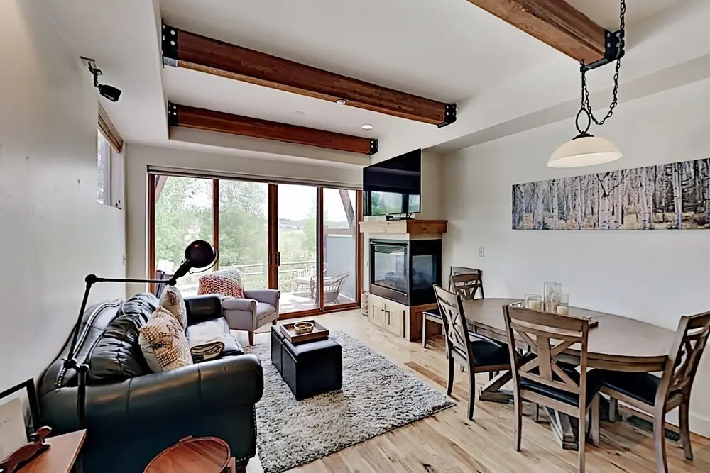 Private Hot Tub & Stunning Views, High Walkability 2 Bedroom Condo
