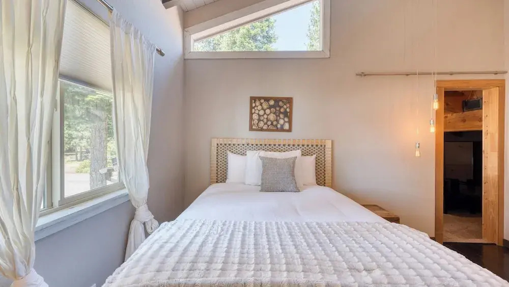 Lakeview by Avantstay Private Waterfront Cabin on Lake Tahoe w/ Hot Tub & Views