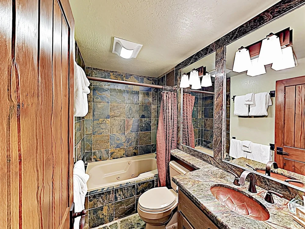 All-season Mountain Getaway W/ Pools & Hot Tubs 2 Bedroom Condo