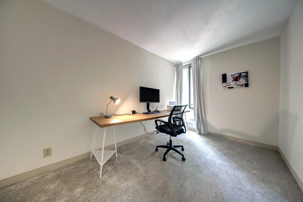 Upscale Apt with Private Work From Anywhere Office