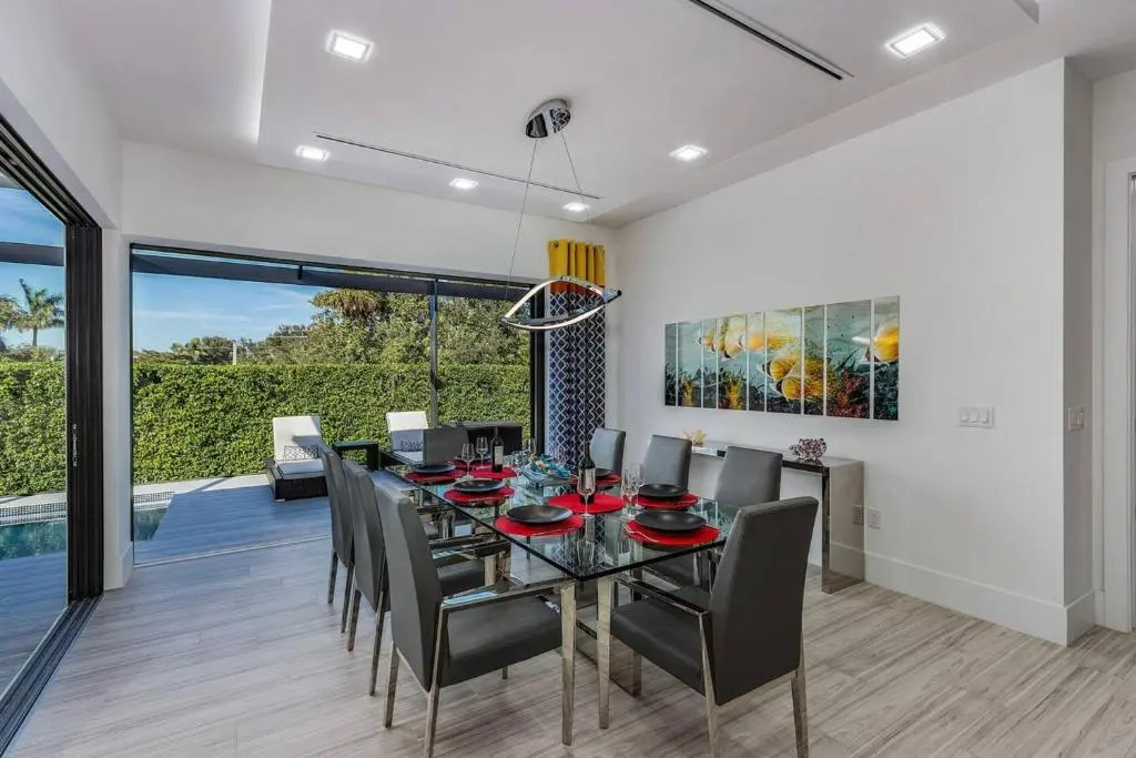 Beach 5 Min. Walk-Luxurious Modern Pool Home