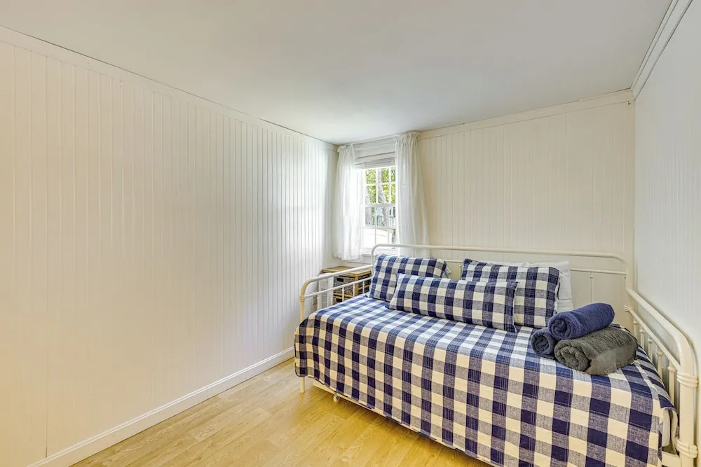2 Mi to Beaches: Cozy Peaceful Escape w/ Deck