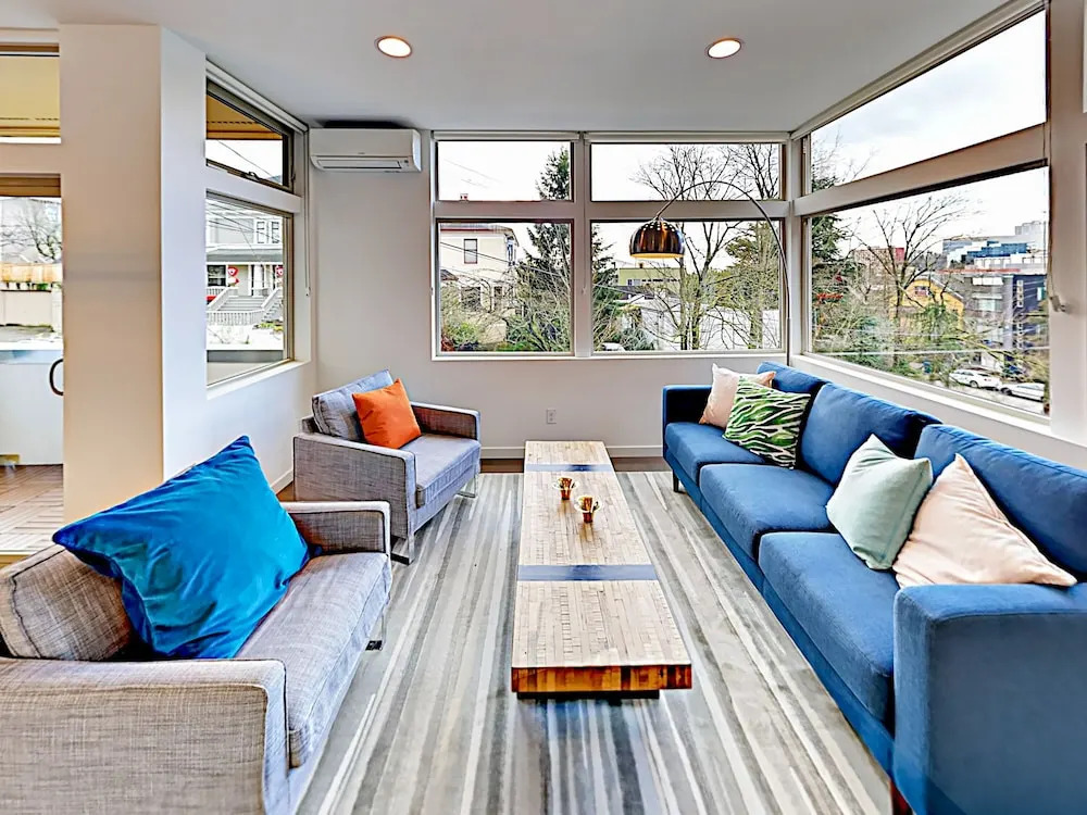 New ! Private Rooftop Deck W/ City Views 3 Bedroom Townhouse