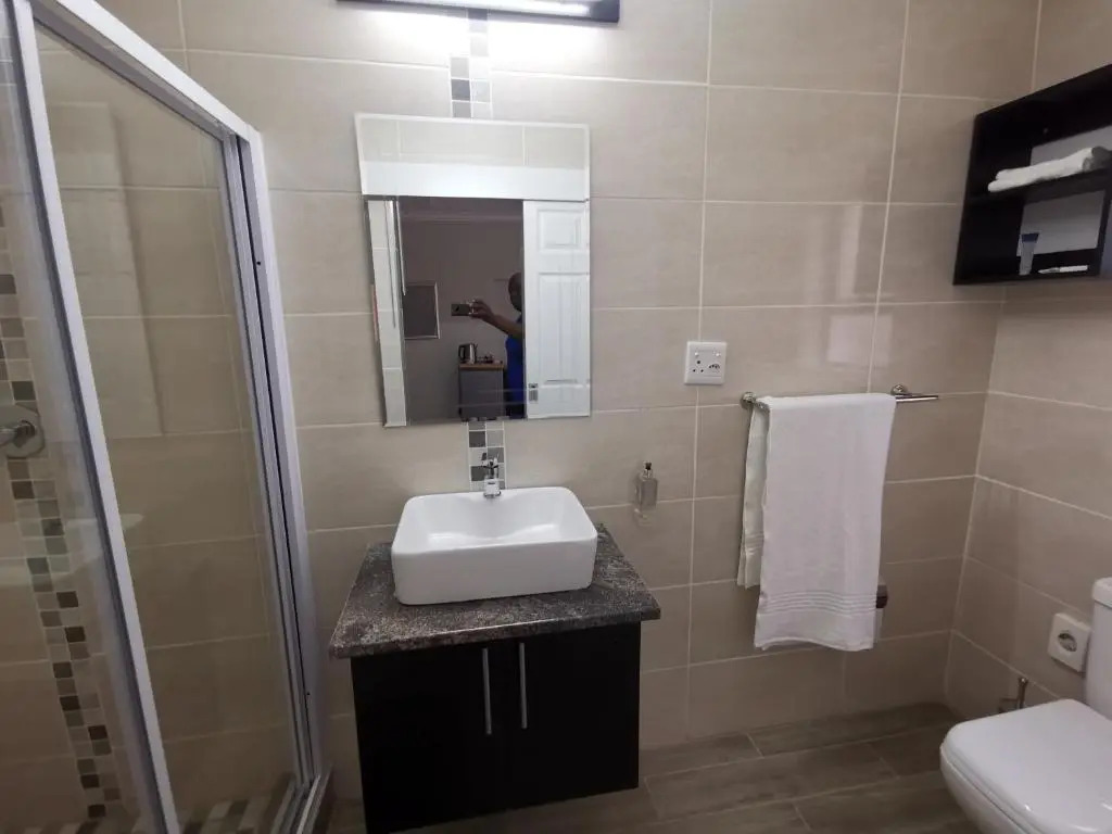 Lucolo Palace B&B - East London
